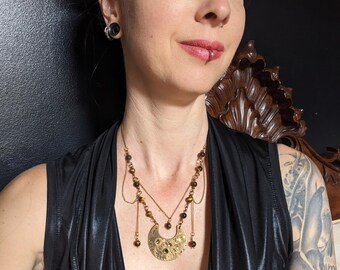 Gouden Steampunk Victoriaanse ketting met Crescent Moon Guilloche Antieke zakhorlogebrug, Tiger Eyes-kralen en Swarovski-kristallen.