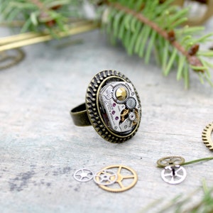 Bague Steampunk ajustable bronze avec mouvement de montre et cristal Swarovski or. Bague unisexe industrielle. Bague Bijoux recyclé.