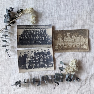 Conjunto de 3 cartões postais vintage de classe escolar francesa da década de 1920 - Nostalgia atemporal em preto e branco - Conjunto de retratos de classe e memórias escolares