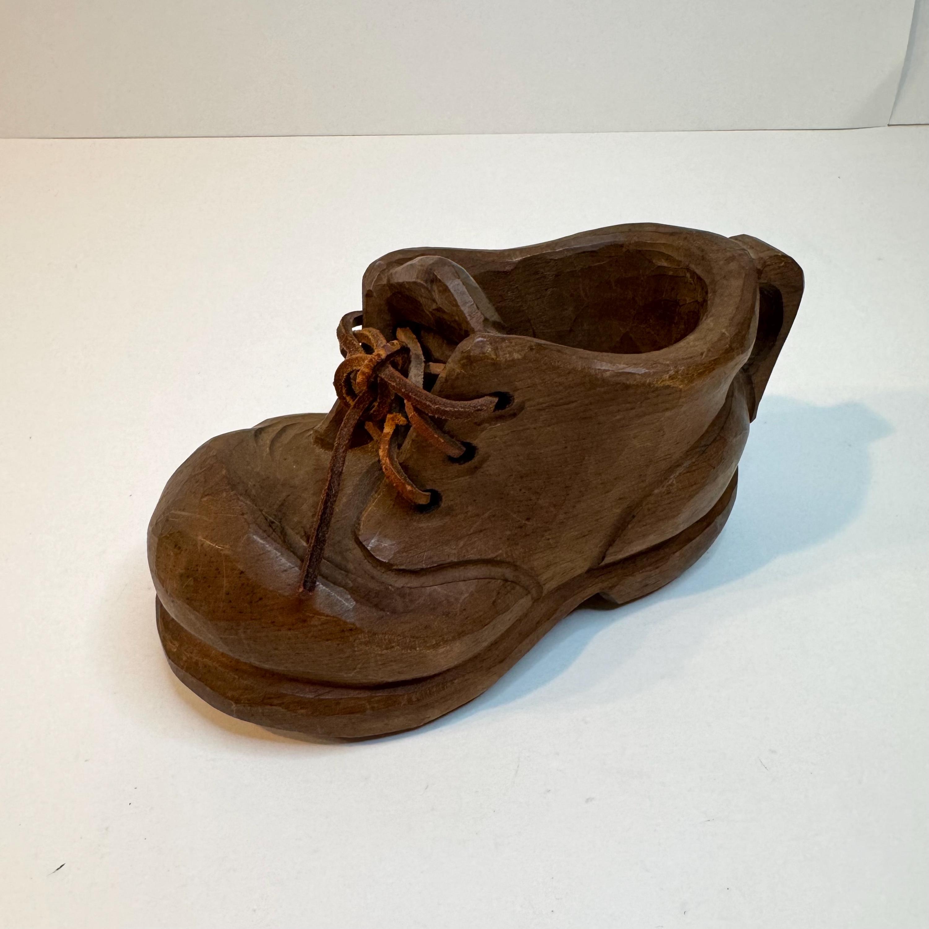 靴のオブジェ　ブーツ アート 芸術 古道具 アンティーク ヴィンテージ レトロ Vintage Carved Wood Shoe Trinket. Folk Art Work Boot With Leather