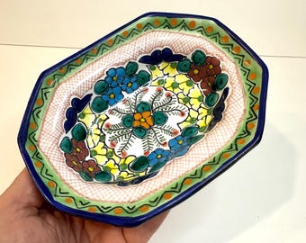 Vintage Hernandez Pue Mexico Talavera ondertekend aardewerk schotel. Bloemen wanddecoratie. Snuisterijbordje