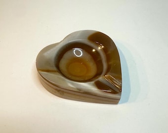 Vintage heart-shaped ashtray carved from banded onyx stone. Cute ashtray
