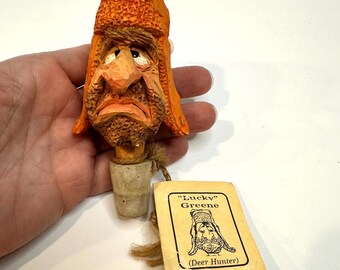 Bouchon de bouteille sculpté vintage Chris Hammack - Lucky Greene - Deer Hunter - Accessoires de bar des années 1990. Bouchon de bouteille en bois d'art populaire
