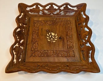 Taca z drewna antycznego, ręcznie rzeźbiona, z ozdobnymi intarsjami. Taca z drewna. Drewniana zawieszka ścienna z motywem kwiatowym.