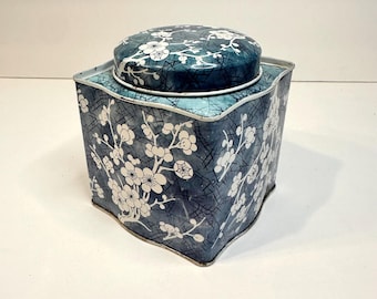 Lata de té decorativa de metal vintage Daher con diseño floral, fabricada en Inglaterra, color azul y blanco con flores de cerezo.