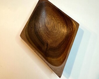 Zabytkowa drewniana taca na drobiazgi MCM w kształcie diamentu. Wyprodukowano na Filipinach.