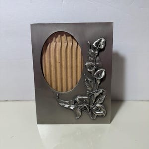 Marco de fotos vintage con motivos florales de peltre fino de Hummelwerk. Fabricado en EE. UU. en 1984.