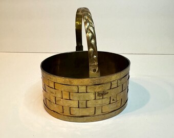 Cesta pequeña vintage de latón tejido. Decoración de estilo rústico.