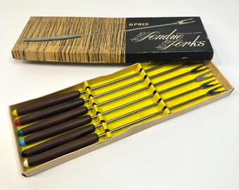 Juego vintage de 6 palitos de fondue de acero inoxidable con mango de madera y colores vibrantes.