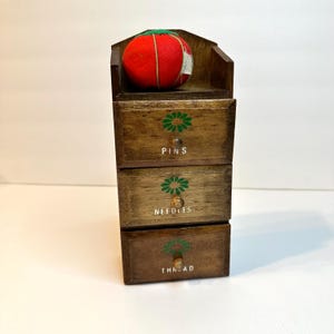 Organizador de costurero vintage. Caja de madera para costurero, soporte de pared, alfileres, hilo y agujas. Alfiletero con forma de tomate.
