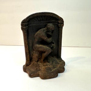 Serre-livres vintage en métal Le penseur de Rodin. Serre-livres ou butée de porte simple.