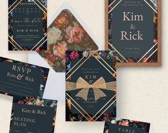 Op de afbeelding: Een trouwuitnodigingspakket met bloemmotieven en gouden details. Het briefpapier omvat uitnodigingen, RSVP-kaarten en een plattegrond, allemaal met de namen "Kim & Rick".