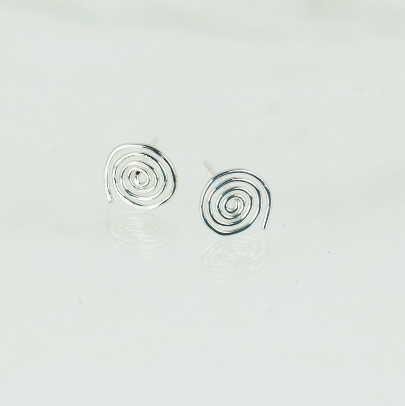 Borchie in argento sterling, gioielli minimalisti, orecchini a spirale, orecchini semplici, pali in argento 925, orecchini arrotolati, gioielli di tutti i giorni immagine 3