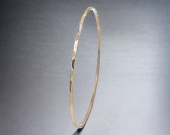 Sottile bracciale rigido pieno d'oro 14k, gioielli minimalisti, braccialetto d'oro impilabile, braccialetto in oro giallo martellato, braccialetto d'oro semplice