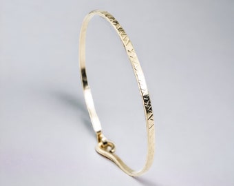 Bracciale riempito in oro giallo, braccialetto aperto, braccialetto strutturato, braccialetto d'oro, braccialetto impilato, braccialetto martellato d'oro, braccialetto di tutti i giorni