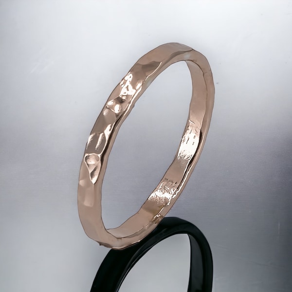 Strukturierter 14K Rose Gold Fill Ring, moderner minimalistischer Stapelring, stapelbarer Goldring für jeden Tag, einfacher gehämmerter Goldring