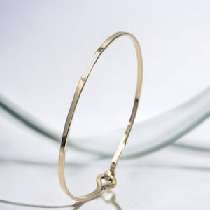 Stackable Thin Bangle Bracelet, Hammered Gold Bangle 14K Gold Filled, Simple Bangle Bracelet, Yellow Gold Bracelet, Modern Minimalist