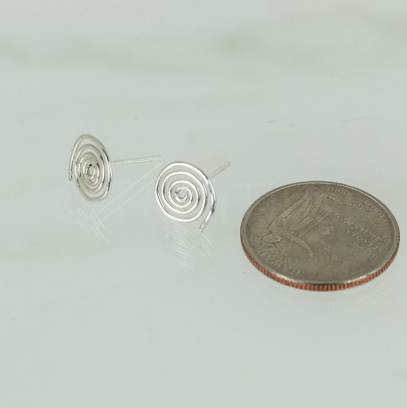 Borchie in argento sterling, gioielli minimalisti, orecchini a spirale, orecchini semplici, pali in argento 925, orecchini arrotolati, gioielli di tutti i giorni immagine 4