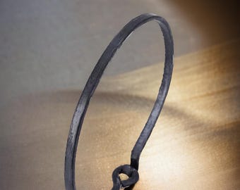 スターリングシルバーバングル、ブラック酸化シルバーブレスレット、スタックバングル、オープンバングル、ブラックシルバージュエリー、手鍛造、ミニマリストバングル