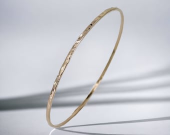 Bracciale rigido in oro con texture sottile, braccialetto impilabile minimalista