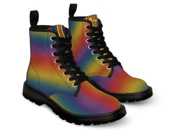 Rainbow Pride Combat Boots – Nicht übereinstimmende Canvas-Schuhe für Damen – Verschwommenes Regenbogendesign mit STOLZEM und auffälligem Regenbogen auf der Zunge