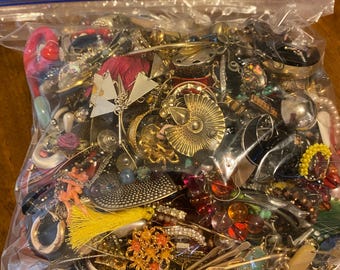 Örhängen i bulk, parti 4,8 pund, kostymsmycken, blandning av bärbara par, singlar, Broken Craft Harvest
