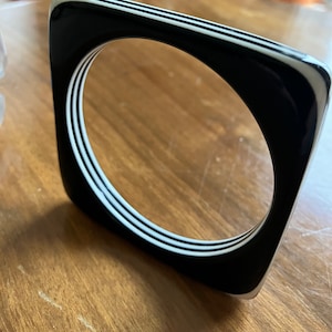 Vintage svart & vit fyrkantig armring från 60-talet.