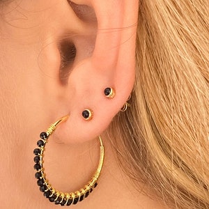 Petits clous d'oreilles en or noir, boucles d'oreilles délicates en or, boucles d'oreilles en onyx noir, boucles d'oreilles deuxième trou, boucles d'oreilles en cartilage, piercing, petits clous