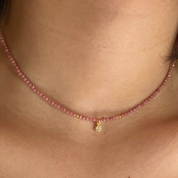 Delicada gargantilla en piedra natural y plata bañada en oro, collar para mujer fino color rosa