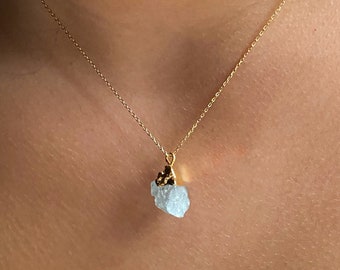 Dainty Raw aquamarine necklace, March Birthstone, Raw healing Crystal pendand, Aquamarine Crystal for the throat Chakra, Women necklace