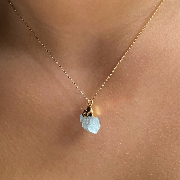 Dainty Raw aquamarine necklace, March Birthstone, Raw healing Crystal pendand, Aquamarine Crystal for the throat Chakra, Women necklace