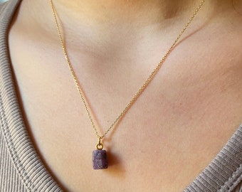 Pingente de rubi bruto: pedra de nascimento de julho, colar de prata esterlina banhado a ouro