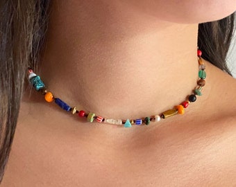 Collana Boho da donna realizzata con più pezzi di pietra, corallo, bronzo, argento, legno. Girocollo estivo per donna e ragazza