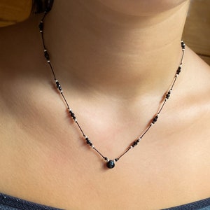 Winzige schwarze Turmalin Tropfen Halskette, Schutzschild Halskette, Verstellbare Minimalistische Halskette aus Sterling Silber,