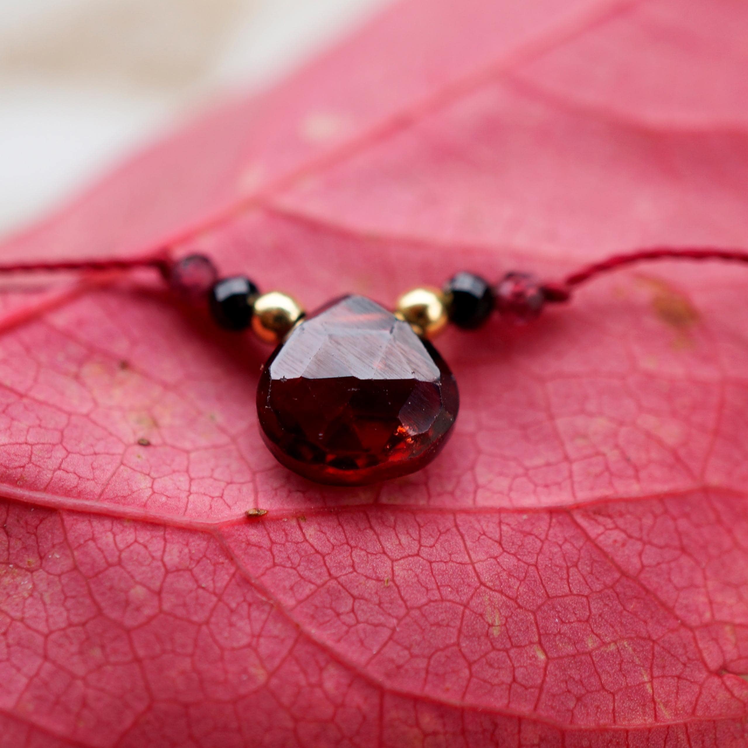 Minimalistisches Halsband mit natürlichem Granat, ein Mann mit Granat, feines Halsband mit Mineralstein, grüner Granat