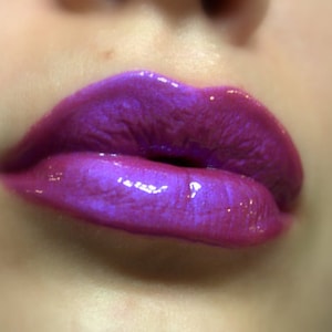 ワイルドプラム - デュオクロームパープルブルーリップグロス ヴィーガン - グルテンフリー - フレッシュ - 手作り クルエルティフリー