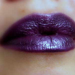 Brazaletes - Labial cremoso con brillo morado/berenjena - Natural - Sin gluten - Fresco - Hecho a mano