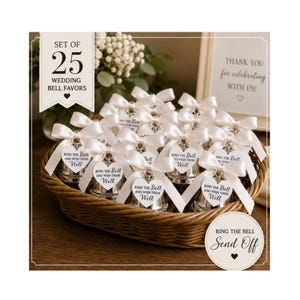 Recuerdos de boda: Mini campanillas con lazo. Toca la campana y deséales lo mejor. Etiqueta personalizada.