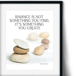 L&#39;equilibrio non è qualcosa che trovi, è qualcosa che crei / fotografia stampabile con ciottoli impilati e citazione motivazionale