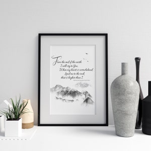 Puede incluir: Impresión acuarela en blanco y negro con un paisaje de montaña y una cita del Salmo 61:2: "Desde el extremo de la tierra te clamaré, cuando mi corazón esté angustiado, guíame a la roca que es más alta que yo."