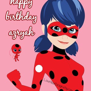 Pode incluir: Um cartaz de aniversário rosa com uma personagem de desenho animado de cabelo azul e um fato vermelho com pintas pretas e uma máscara. O texto diz happy birthday azryah, pin the spot on Marinette e LoveYourDesignetsy.com.