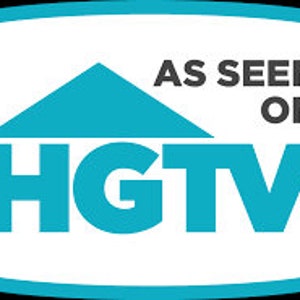以下が含まれることがあります： 青と白のロゴで、「AS SEEN ON HGTV」というテキストが青い背景に白い文字で書かれています。ロゴは青い屋根のある家の形をしています。