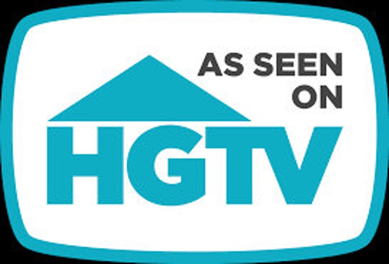 以下が含まれることがあります： 青と白のロゴで、「AS SEEN ON HGTV」というテキストが青い背景に白い文字で書かれています。ロゴは青い屋根のある家の形をしています。