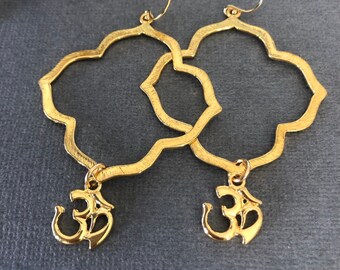 Pendientes de flor de loto en vermeil de 18k: dije Ohm de oro, joyería para yoga.