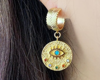 Pendientes de aro dorados con ojo turco: Huggies con medallón de estilo bohemio chic