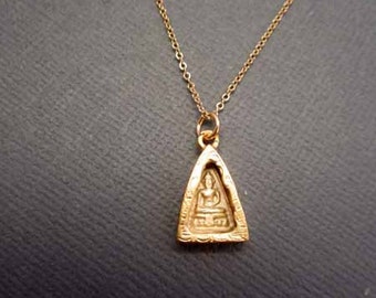 Collier à breloques Bouddha méditant en or délicat, petit collier pendentif bouddha, collier d'amulettes Bouddha en or, cadeau minimaliste pour elle, yoga