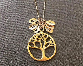 Collar con árbol genealógico en vermeil: dijes de hojas con iniciales doradas