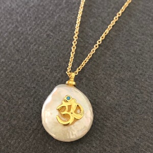 Collar OM, collar de perlas, joyería om, joyería inspirada en el yoga, collar boho chic, joya de perla, collar con letra ohm, joyería minimalista,