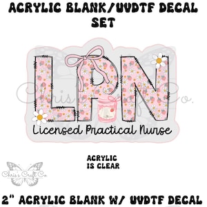 Könnte beinhalten: Ein Set aus transparenten Acryl-Abziehbildern mit den Buchstaben "LPN" in einem floralen Design mit Gänseblümchen und Erdbeeren. Der Text "Licensed Practical Nurse" steht darunter. Das Set enthält einen 5,08 cm Acrylrohling.