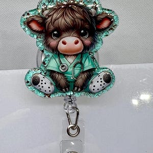 Highland Cow sjuksköterskebricka – glittrig design med medicinska skrubbar, infällbar ID-hållare för vårdpersonal